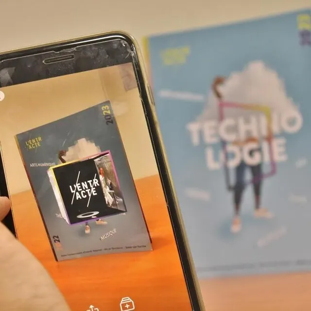 photo la couverture du guide prend vie en réalité augmentée quand on la filme avec l'application gratuite artitive.  ©  ouest-france