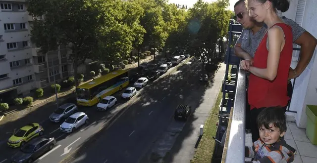 photo  angers, boulevard joseph-bédier, 8 septembre 2022. yvan et charlène profitent rarement de leur balcon au 4e étage de cette résidence hlm. ils vivent la baie et les fenêtres fermées pour atténuer le bruit de la circulation, très dense en journée et guère moins bruyante durant la nuit.  &copy;  co – laurent combet 
