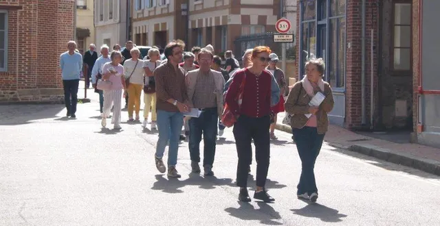 photo  au cours de la visite du bourg, dimanche.  &copy;  ouest-france 