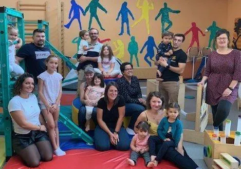 photo  parents et enfants ravis de partager un moment ludique.  &copy;  le maine libre 