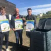 photo  arnaud potocki, alain lolivier (maire d’écouché-les-vallées) et fabienne prat à côté d’un composteur. 