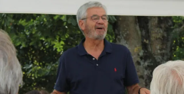 photo  jean-yves bône rassemble son association humanitaire, aider un enfant de dano, ici, à son domicile de saint-gervais-en-belin, et repart vers rome.  &copy;  ouest-france 