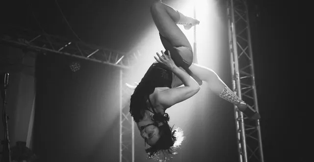 photo  véro, la chanteuse trapéziste très rock’n roll.  &copy;  marc lothy 