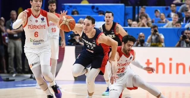 photo  auteur de l’interception du match, terry tarpey iii croque à pleines dents dans l’eurobasket 2022.  &copy;  photo : reuters 