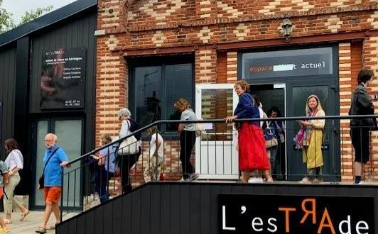 photo  l’estrade, bâtiment patrimonial anciennement patronage.  &copy;  b.delomez 