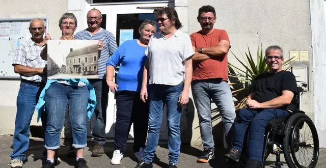photo  les bénévoles en charge de l’exposition devant la salle communale, le colibri, ancien hôtel-restaurant, avec une photo d’époque.  &copy;  le maine libre 