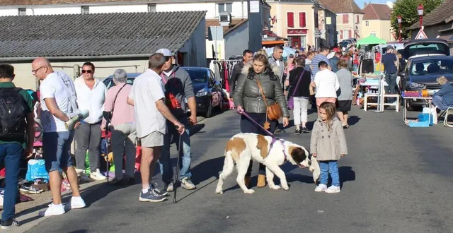 photo  beaucoup de monde et un soleil radieux pour le vide grenier annuel du tennis de table de courgains.  &copy;  le maine libre 
