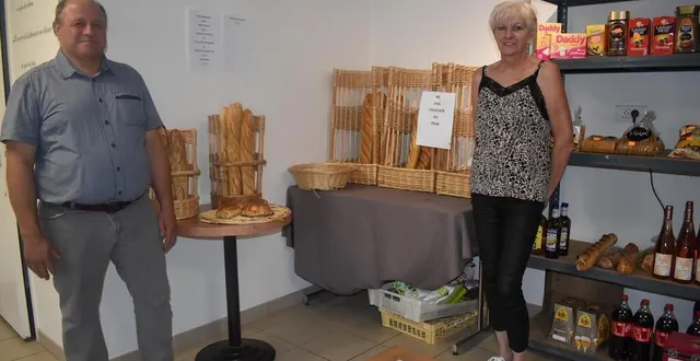 photo  vincent moreau, adjoint, et pierrette lesueur, gérante du bar tabac, se sont entendus pour faire un dépôt de pain.  &copy;  le maine libre 