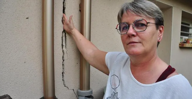 photo  la première fissure apparue en 2016 sur la maison de patricia et yves, entre le garage et leur lieu de vie. « aujourd’hui on peut y mettre la main. »  &copy;  le maine libre 