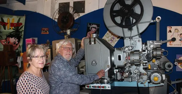 photo  marie et andré clément devant le tout dernier projecteur de 35 mm « cinémeccanica » de fabrication italienne.  &copy;  le maine libre 