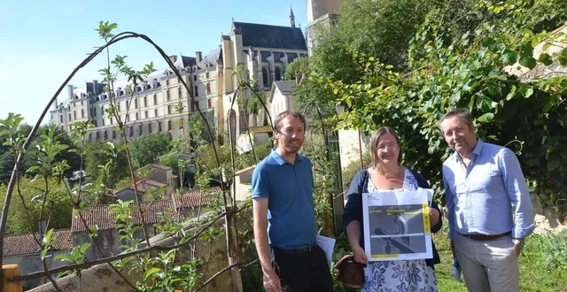 photo  thouars, lundi 12 septembre. sébastien maurin, christelle bègue, du service patrimoine de la ville, et philippe chauveau, adjoint à la culture, dans le nouveau jardin d’inspiration médiévale.  &copy;  co – carl guillet 