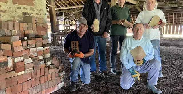 photo  les membres du bureau de l’asvpa se mobilisent pour préparer la tuilerie des saules avant son ouverture au public.  &copy;  le maine libre 