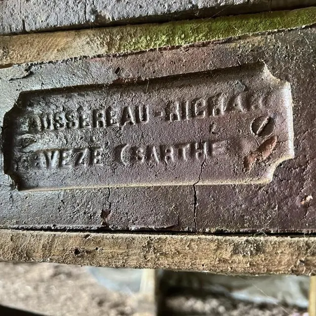 photo les briques fabriquées à avezé étaient estampillées du nom du propriétaire de la tuilerie.  ©  le maine libre