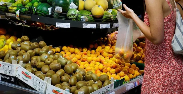 photo  une femme achète des fruits, dans un supermarché de nice, le 18 août 2022.  &copy;  eric gaillard / reuters 