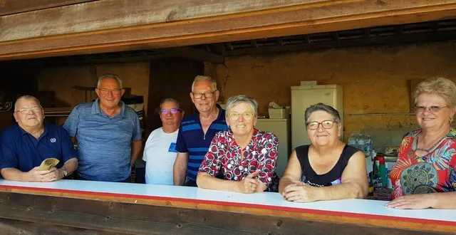 photo  les membres du bureau de la pétanque ont clôturé la saison avec, au centre, le président michel cadieu.  &copy;  ouest-france 