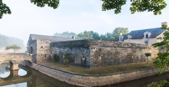 photo  le fief fortifié de mécrin est entouré d’une double enceinte de murs et de douves qui définit la partie dite haute cour de la basse cour, réservée aux fermiers afin de les protéger des soudards.  &copy;  ouest-france 