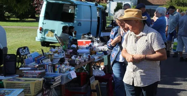 photo  de très nombreuses personnes ont arpenté les rues du petit village d’avesnes ce dimanche.  &copy;  le maine libre 