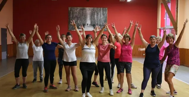 photo  mirma payacam, entourée des membres de l’association.  &copy;  le maine libre 