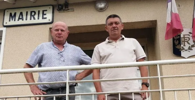 photo  le maire, pascal champclou, et frédéric payan venu déposer sa déclaration de sinistre.  &copy;  maine libre 