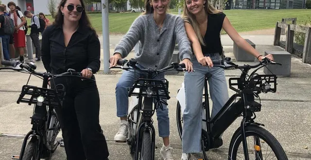 photo  juliette, luisa et manon, étudiantes en troisième année d’ergothérapie, ont enfourché des vélos électriques pour la première fois. elles ont adoré !  &copy;  ouest-france 