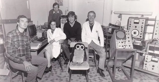 photo  les cinq pionniers, dont le couple bruneau, lors de la création du laboratoire d’acoustique de l’université du maine (devenu depuis le mans université).  &copy;  laum 