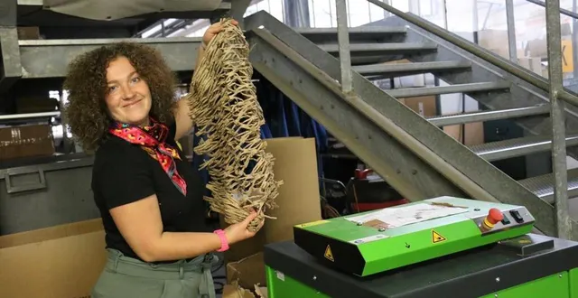 photo  audrey régnier, directrice générale de la manufacture bohin, a investi dans une machine qui permet de transformer les cartons utilisés en bourre colis.  &copy;  ouest-france 
