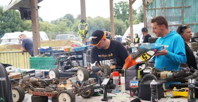 photo  un bolide vient de rentrer d’une épreuve, le moteur est tout chaud, déjà un nettoyage s’impose avant les réglages pour la prochaine course.  &copy;  ouest-france 