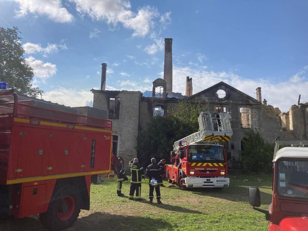Incendie Orne Orne. Un nouvel incendie se déclare au château d'Aunay-les-Bois, la dernière tour touchée - Alençon.maville.com