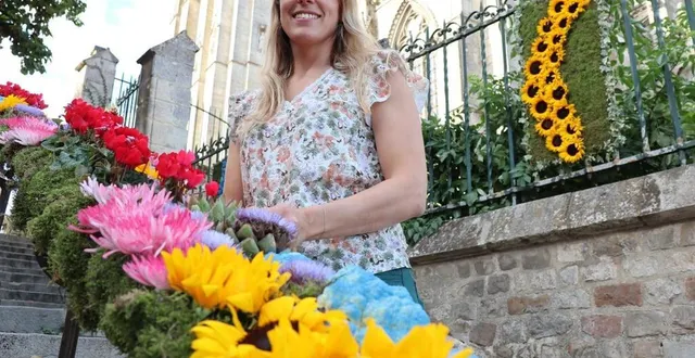 photo  annie pierre raison, fleuriste à champagné prépare l’escalier du jet-d’eau du mans.  &copy;  ouest-france 