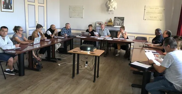 photo  ému, le maire de bretoncelles a lu la lettre de demande de démission de son adjointe, annick haye, au conseil municipal, vendredi 16 septembre 2022.  &copy;  ouest-france 