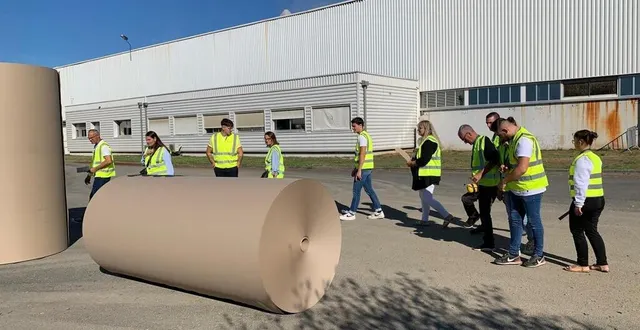 photo  toutes les 10 minutes, un groupe est parti pour une visite guidée du site de la papeterie allard.  &copy;  ouest-france 