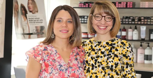 photo  charlotte lecharpentier-beynel (à gauche), nouvelle propriétaire du salon de coiffure renommé comme au salon, et cécile, salariée depuis neuf ans au salon.  &copy;  ouest-france 