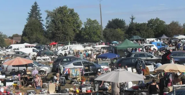 photo  un kilomètre de réservations avec 190 exposants : le bric-à-brac de trangé du dimanche 4 septembre a été record pour le comité des fêtes.  &copy;  le maine libre 