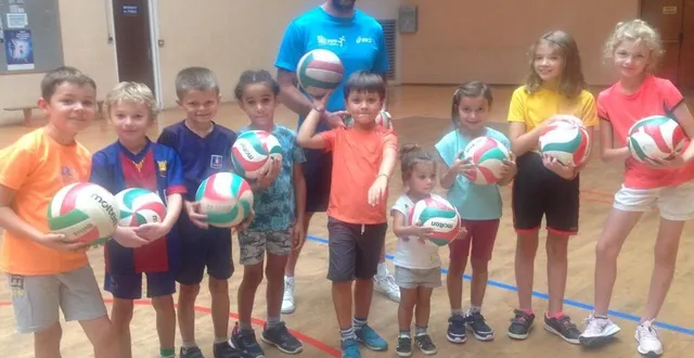 photo  thelma, 2 ans n’a pas résisté à la tentation de rejoindre son grand frère marwan pour la photo.  &copy;  le maine libre 