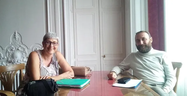 photo  marie-france robin et nicolas bouildé, tous deux adjoints, s’inquiètent du devenir de la piscine municipale.  &copy;  ouest-france 