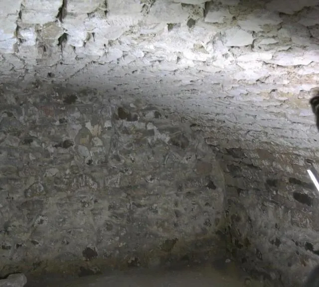 photo la glacière des moines se visite au bâton de lumière.  ©  ouest-france