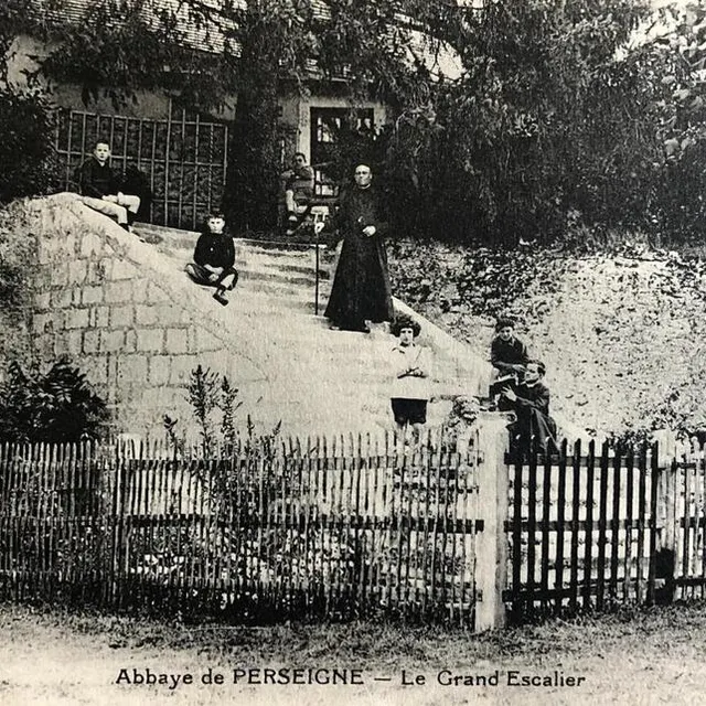 photo carte postale montrant le grand escalier dit « de saint-louis ». si le roi est bien venu à l’abbaye en 1248, cet escalier, lui, n’était vraisemblablement pas encore construit.  ©  coll. particulière