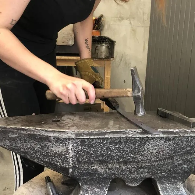 photo ils sont désormais trois à travailler à la fabrication des couteaux de l’astelle.  ©  le maine libre