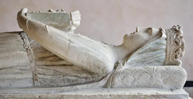 photo  le gisant de bérengère de navarre, en pierre calcaire, a été sculpté dans la seconde moitié du xiiie siècle.  &copy;  eric fernandez, abbaye de l’épau 