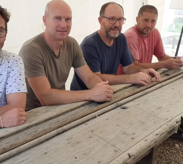 photo sur les bancs d’école à goulet, de gauche à droite : athy poulin (comptoir de l’école), m. duvent (1er adjoint de monts-sur-orne), jean-louis graindorge (président de patrimoine de goulet), constantin (employé municipal), avec des bancs de l’ancienne école de montgaroult.  ©  dr