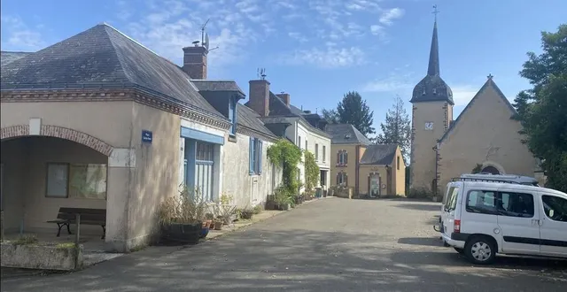 photo  la randonnée dite « le tacot » trace un triangle de 11,5 km à partir de la place sainte-anne de montreuil-le-henri. il faut compter trois heures de marche.  &copy;  yanne boloh 