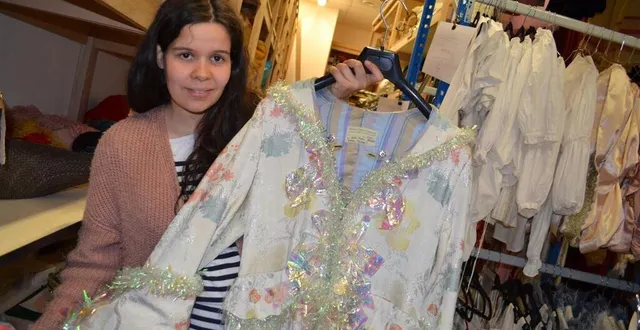photo  claire gabard, chargée des actions culturelles à la cie de l’éventail, a fait découvrir au public le lieu où sont stockés les quelque 500 costumes portés par les danseuses et danseurs.  &copy;  ouest-france 