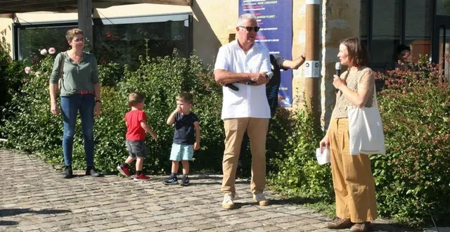 photo  vernissage de l’exposition sidonie rocher en présence de philippe buergues, vice-président de la communauté de communes  &copy;  le maine libre 