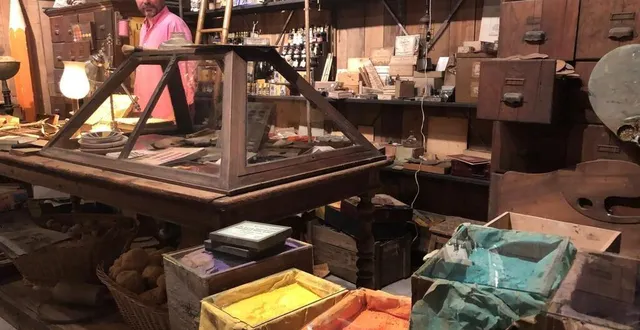 photo  la chartre-sur-le-loir, vendredi 19 août 2022. grégoire courtin, ici dans la boutique d’un marchand de couleurs d’angers qu’il a reconstitué, la palette d’or.  &copy;  le maine libre 