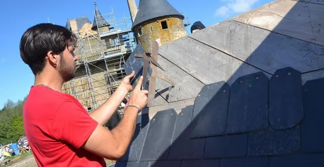 photo  glénay, samedi 17 septembre. les entreprises œuvrant à la restauration du château ont montré leur savoir-faire.  &copy;  co – carl guillet 