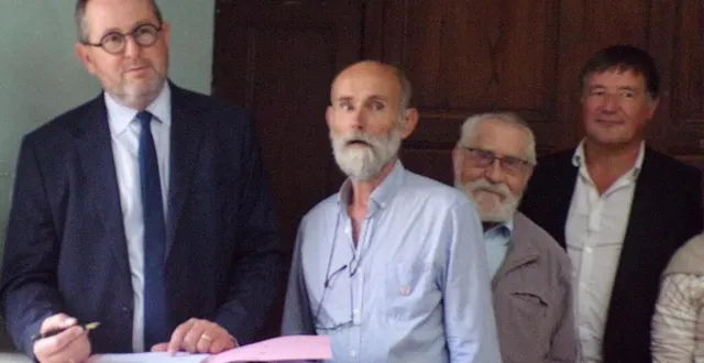 photo  de g. à d. : yves-marie hervé ; françois pasquier, délégué à la fondation du patrimoine ; henri paillé, de l’association sauvegarde du patrimoine changéen et arnault de saint-riquier, adjoint aux bâtiments.  &copy;  le maine libre 