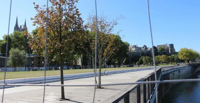 photo  malgré un temps radieux, dimanche 18 septembre 2022, personne ne s’est aventuré sur l’esplanade cœur-de-maine, à angers (maine-et-loire), ceinturé par un haut grillage métallique.  &copy;  ouest-france 