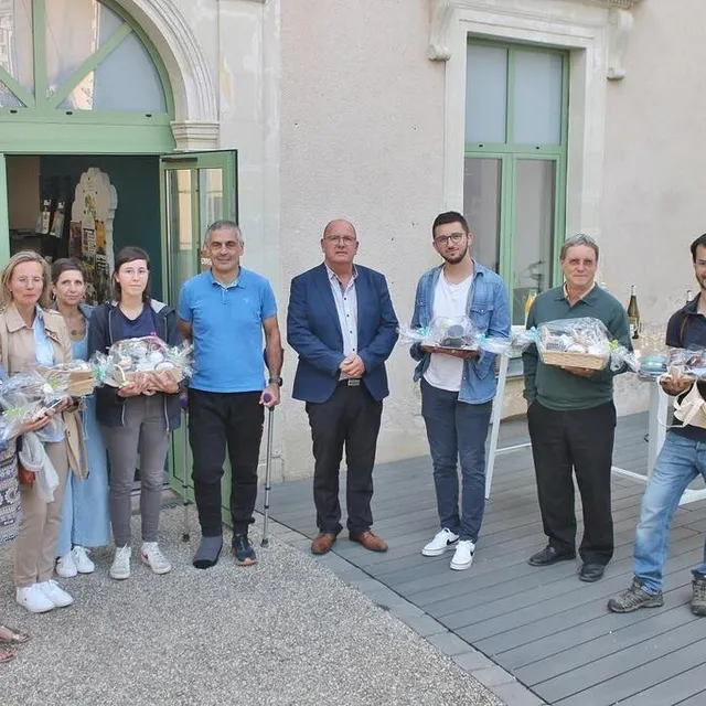 photo les lauréats du concours photo du pays sabolien présents ont été récompensés par un panier garni de produits locaux.  ©  ouest-france