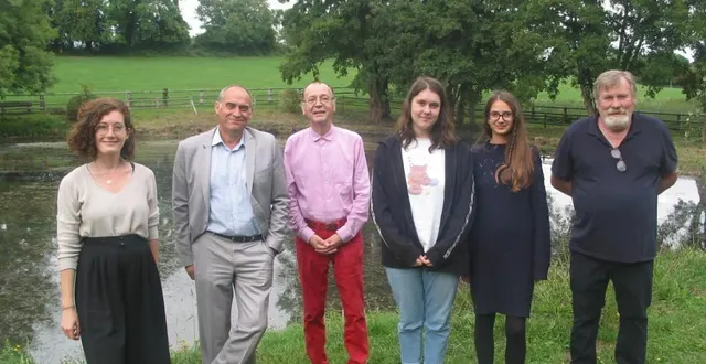photo  céline gunes (asso inside), didier duvaldestin (maire), michel potier (adjoint), oriane girault et marie schweyere, services civiques, et jean-yves le flohic, adjoint.  &copy;  ouest-france 