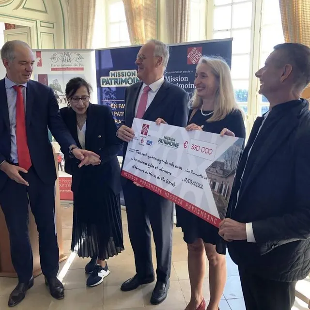 photo la remise du chèque dans la salle d’honneur du château du haras du pin.  ©  ouest-france